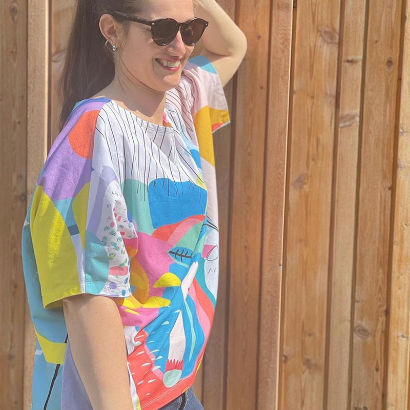 žena u ležernoj, ljetnoj majici sa šarenim motivima