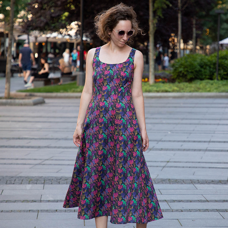 žena u casual ljetnoj haljini sa šarenim motivima