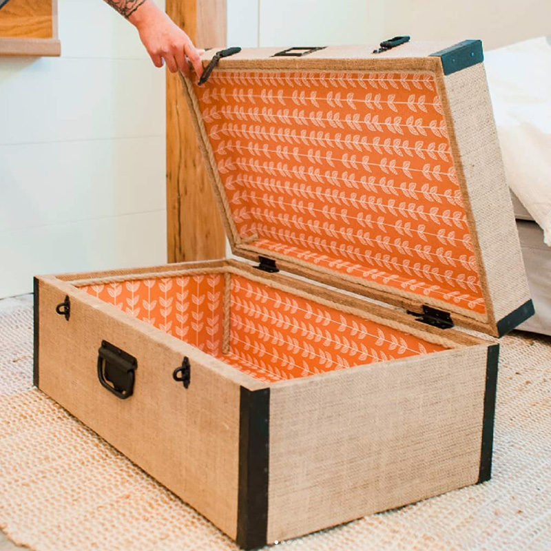 velika drvena kutija u unutrašnjosti presvučena narančastim motivima