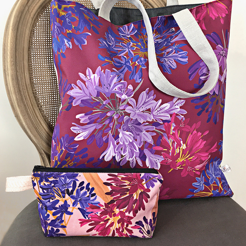 velika šarena platnena torba i mala kozmetička u ljubičastim tonovima sa cvjetnim motivima