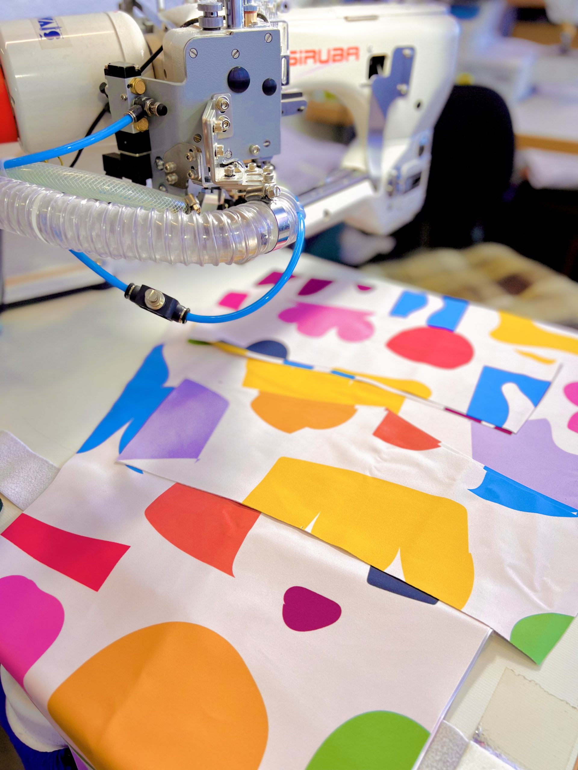 personalizirana šarena tkanina sa šivačom mašinom